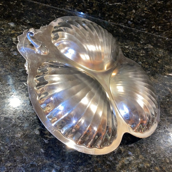 Vintage Wallace Baroque Silver-Plate
Clam Shell Three Plate Footed Dish #432 - Picture 4 of 6